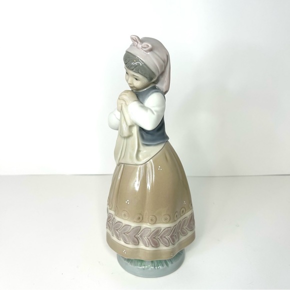 Lladro BLUSHFUL GIRL (Planning the Day) RETIRED PORCELAIN FIGURINE - Picture 4 of 10